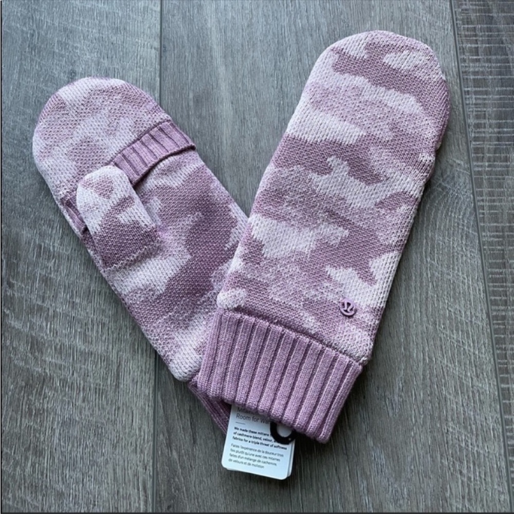 Lululemon Room for Warmth Mitten in Pink Taupe / Porcelain Pink - Picture 5 of 6